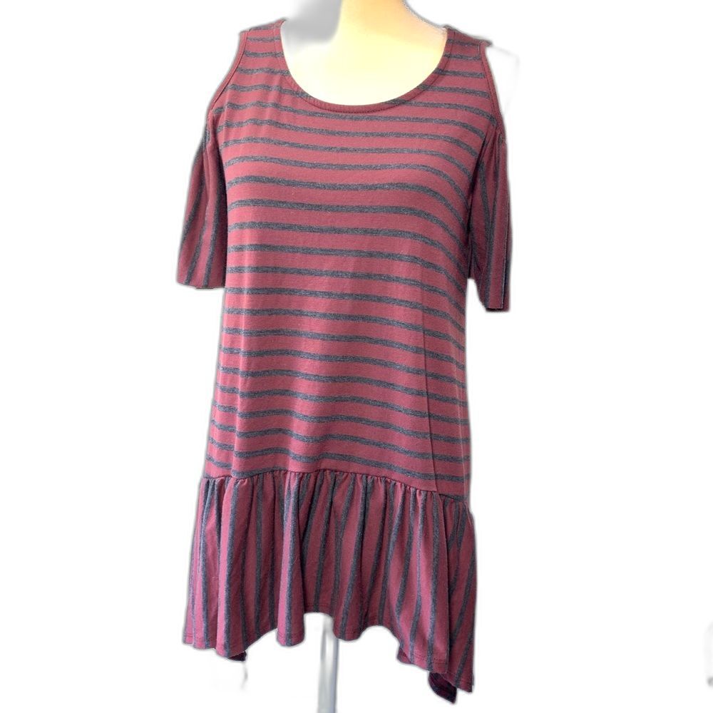 143 Story Cold Shoulder Top Medium‎ Red Gray Striped Peplum Short Sleeve Boho